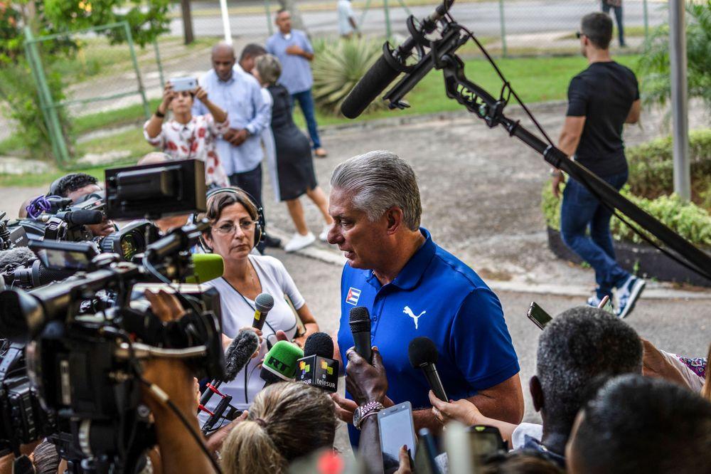 Miguel Díaz-Canel habla con medios de prensa en Cuba. (AP/Ramón Espinosa) Archivo