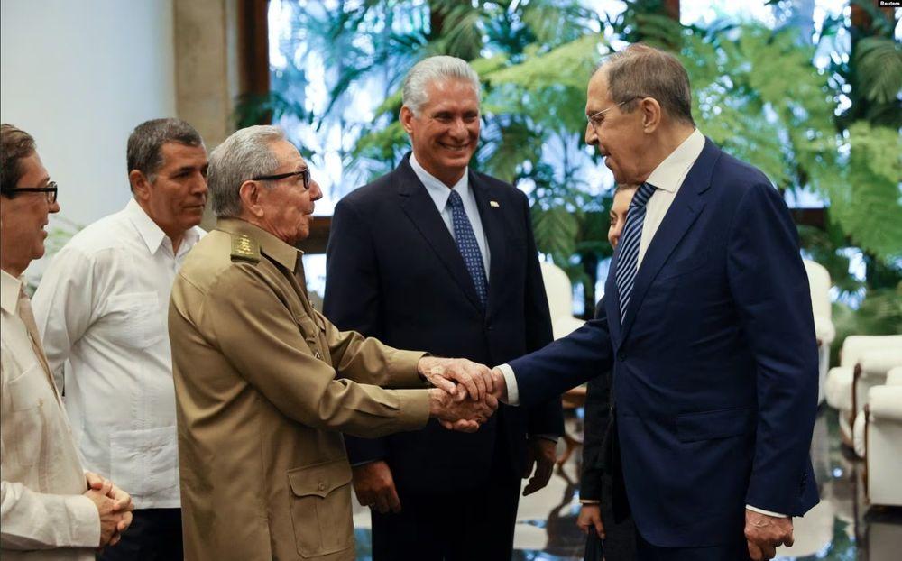 El ministro de Relaciones Exteriores de Rusia, Sergei Lavrov junto a Raúl Castro y Miguel Díaz-Canel en La Habana, Cuba, el 20 de abril de 2023. Foto: Reuters